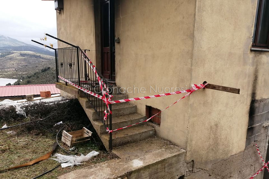 L'abitazione danneggiata di Valerio Ecca dalle fiamme a Villagrande Strisaili