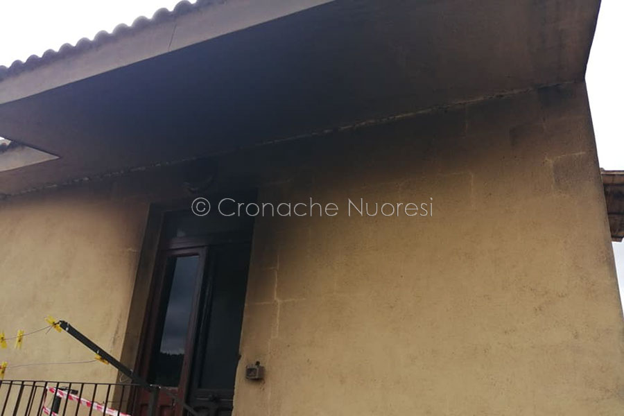 L'abitazione danneggiata di Valerio Ecca dalle fiamme a Villagrande Strisaili
