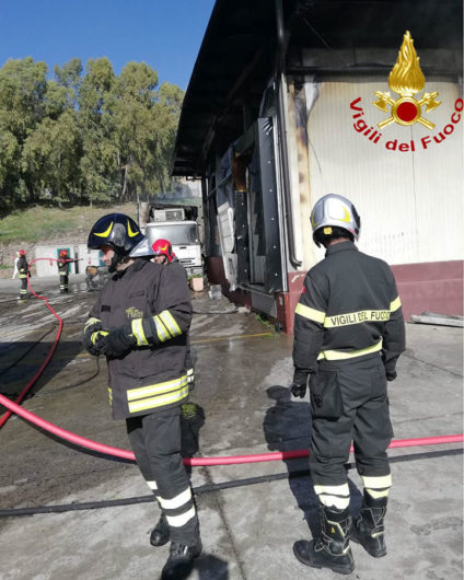 Vigli del fuoco al lavoro nello stabilimento Milia a Bortigali