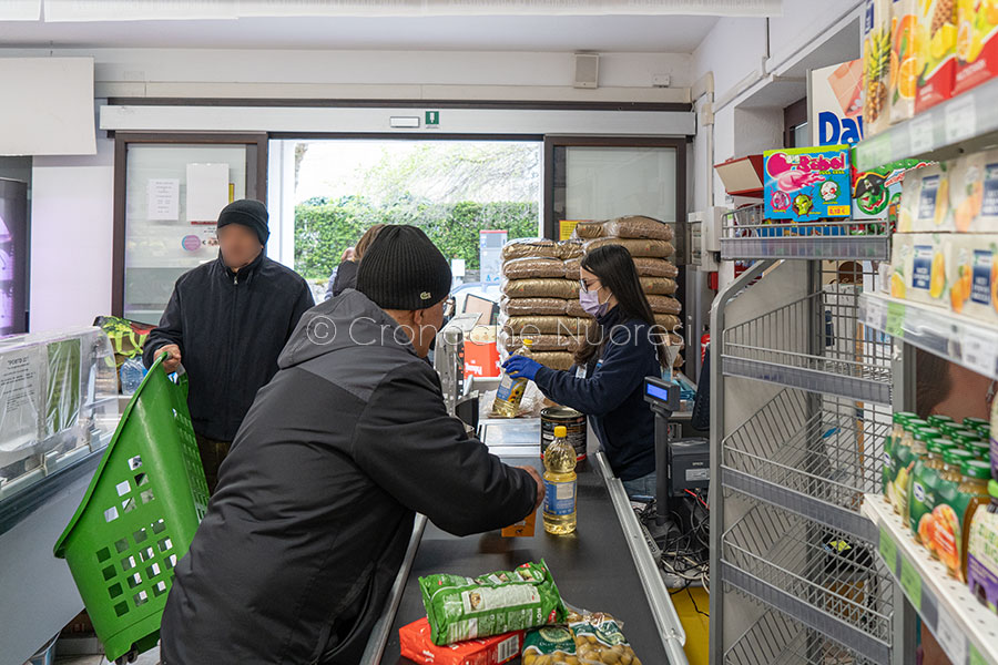 Emergenza Coronavirus. Alle casse di un market a Nuoro (© foto S.Novellu)