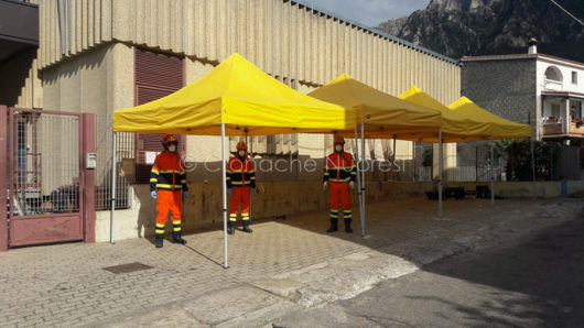 L'installazione dei gazebo davanti alle Poste di Oliena
