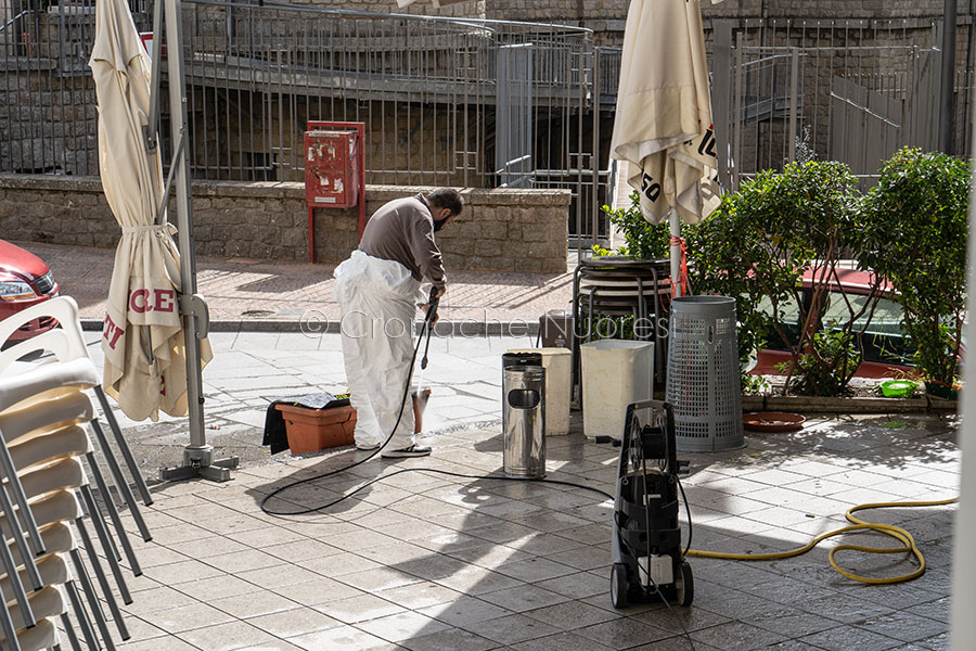 Nuoro, sanificazione degli arredi in un bar del centro (© foto S.Novellu)