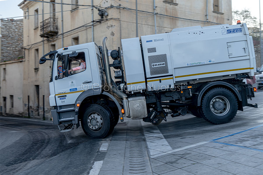 Nuoro, sanificazione di strade e piazze (foto S.Novellu)