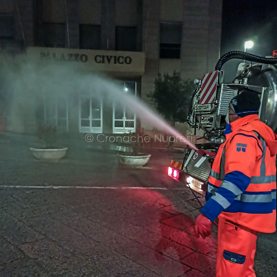 Nuoro, sanificazione di strade e piazze, il Municipio