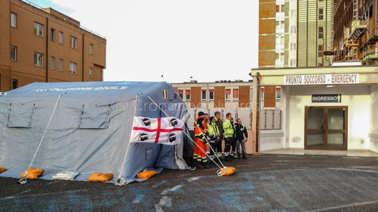 Nuoro. Una delle tende per l'emergenza Coronavirus (foto Cronache Nuoresi)