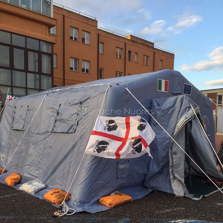 Nuoro. Una delle tende per l'emergenza Coronavirus (foto Cronache Nuoresi)