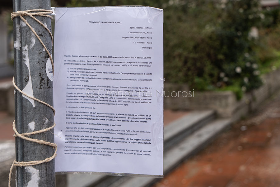 Nuoro. la denuncia di una perdita d'acqua in via Manzoni (foto S.Novellu)