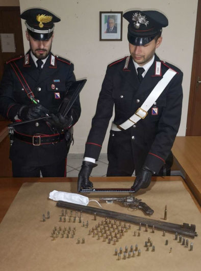 Una parte delle armi, munizioni e esplosivo rinvenuti a Desulo