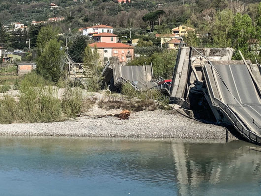 Il ponte crollato ad Aulla-Massa Carrara (foto N.Rosa/Cronache Nuoresi)