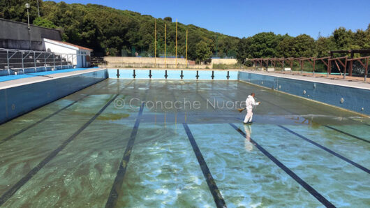Lavori di pulizia alla piscina di Farcana