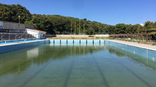 Lavori di pulizia alla piscina di Farcana