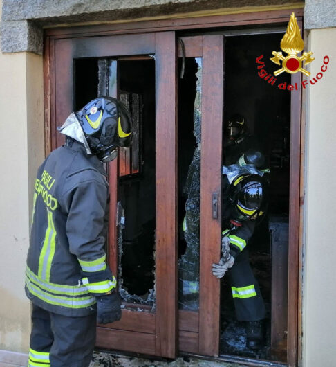 L'ingresso dell'abitazione andata a fuoco