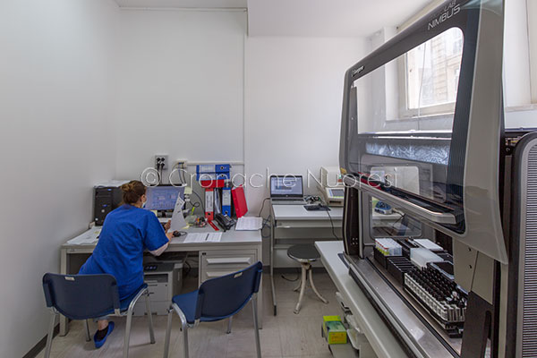 Nuoro, reparto Covid-19, il laboratorio di biologia molecolare (© foto S.Novellu)