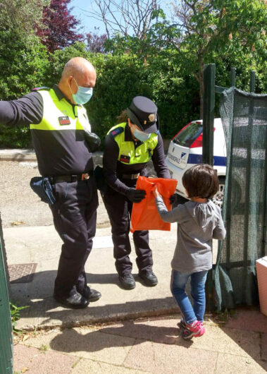 La Polizia locale consegna le cartelle didattiche ai bimbi