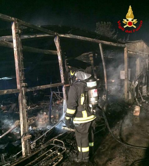 VVF mentre spengono l'incendio al chiosco di Olbia