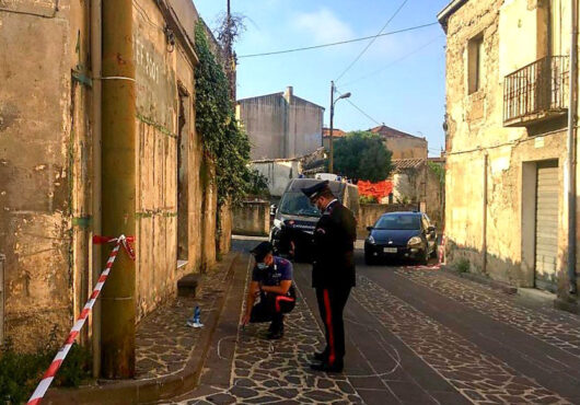 50enne ferito alle mani in seguito a un ordigno: indagano i Carabinieri