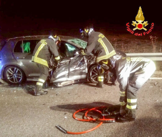 I vigili del Fuoco estraggono il conducente