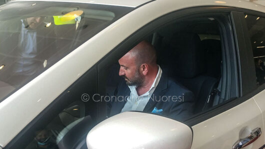 Il vice sindaco Sebastian Cocco ispeziona uno dei veicoli elettrici