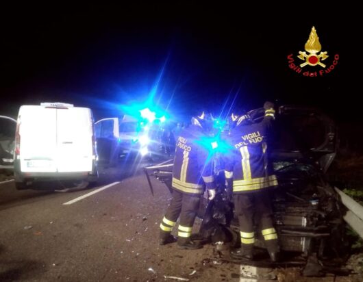 Scontro tra furgone e auto