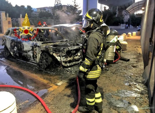 Le due auto distrutte dal fuoco a Olbia