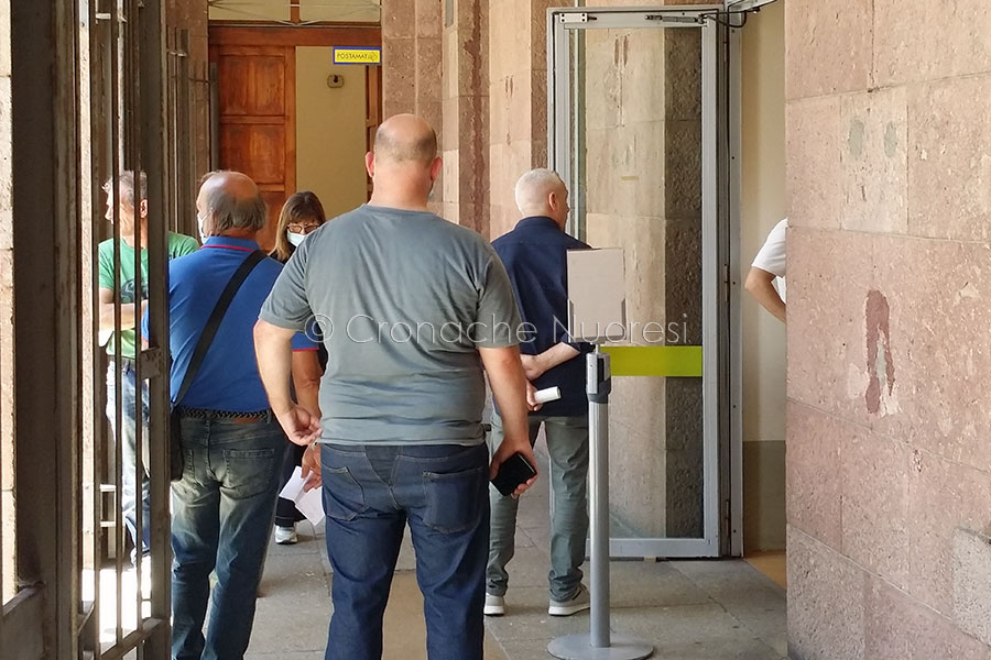 Coda fuori dall'Ufficio postale di piazza Crispi (foto S.Novellu)