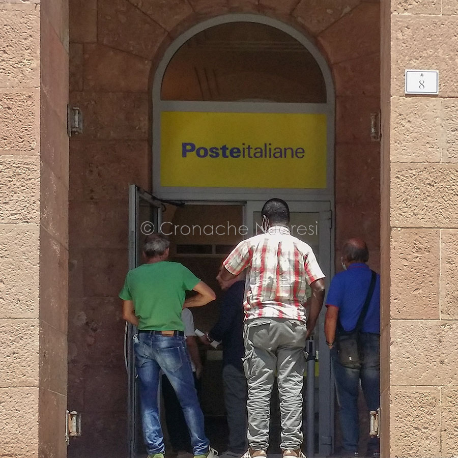 Coda fuori dall'Ufficio postale di piazza Crispi (foto S.Novellu)