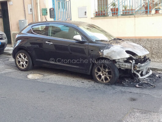 L'Alfa Romeo MiTo dopo l'incendio (foto S.Novellu)
