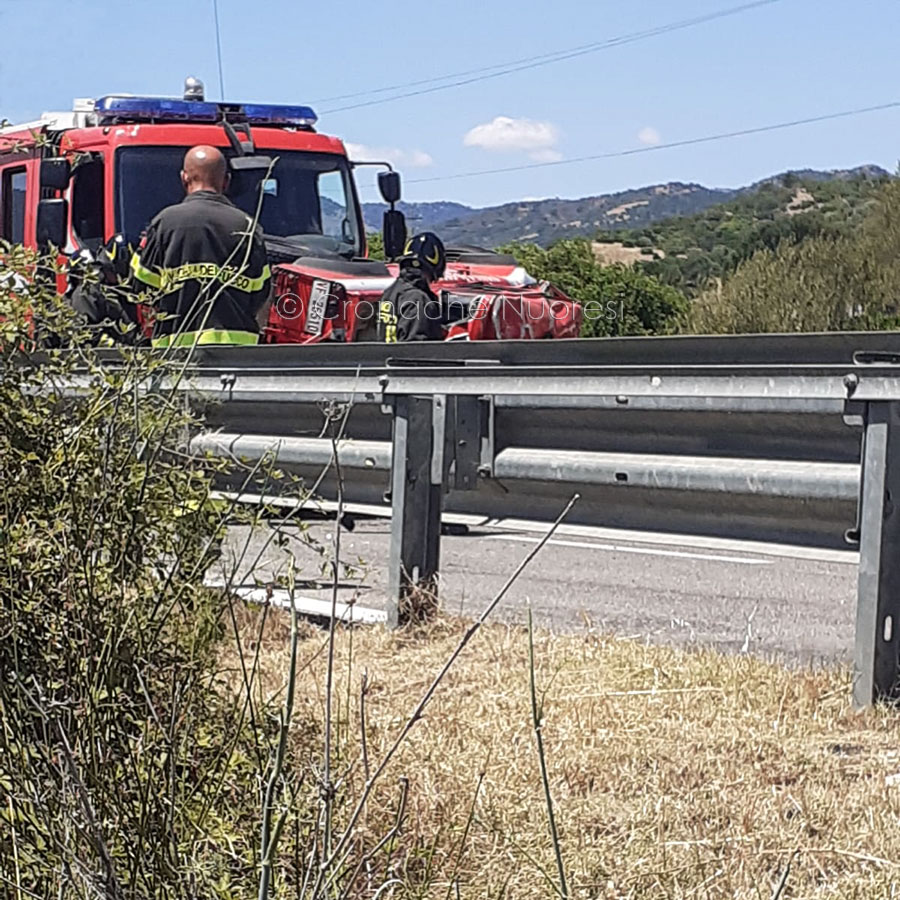 La camionetta dei Vigili del fuoco dopo l'incidente