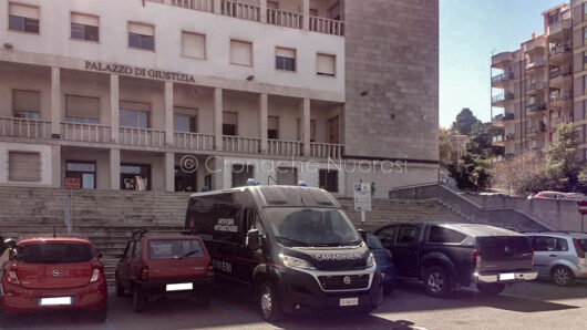 Nuoro, gli artificieri davanti al Tribunale (foto Cronache Nuoresi)