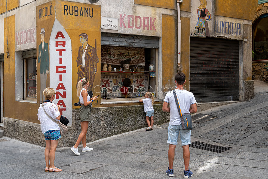 Turisti a Orgosolo (foto S.Novellu)