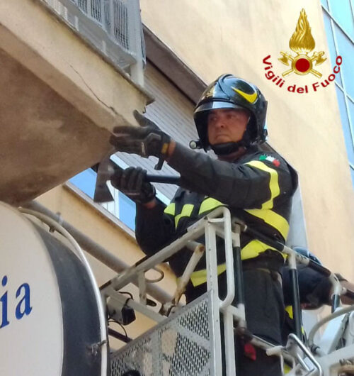 I VVFF sul mettono in sicurezza il cornicione