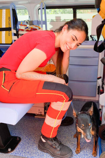 Il piccolo Toby con l'operatrice del VOS