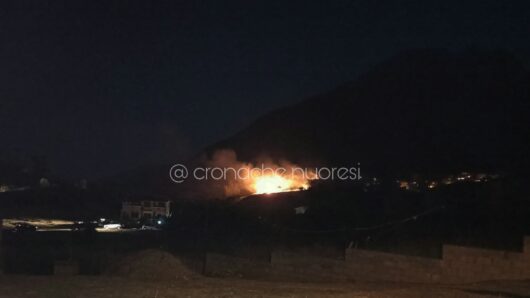 L'abitato di Oliena lambito dal fuoco