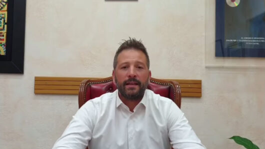 Roberto Ragnedda mentre replica a Briatore