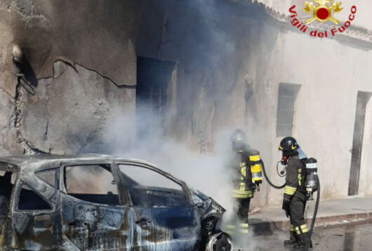 Una delle auto andate a fuoco a Bosa