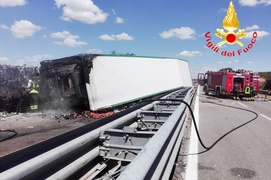 Il camion frigo che ha preso fuoco