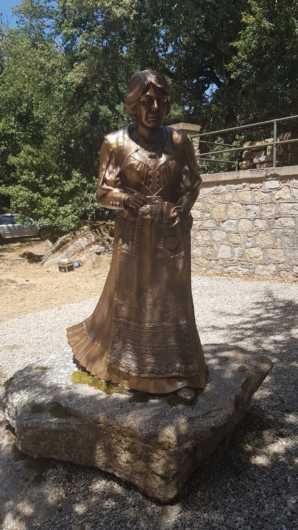 La statua di Grazia Deledda