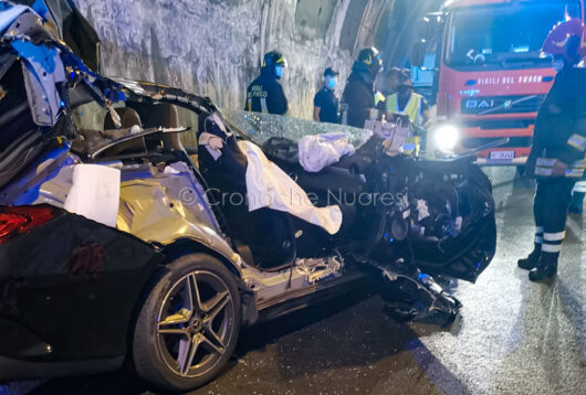 L'auto dopo l'incidente in galleria a Nuoro