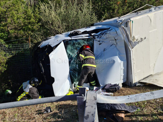 Il camion frigo dopo l'incidente