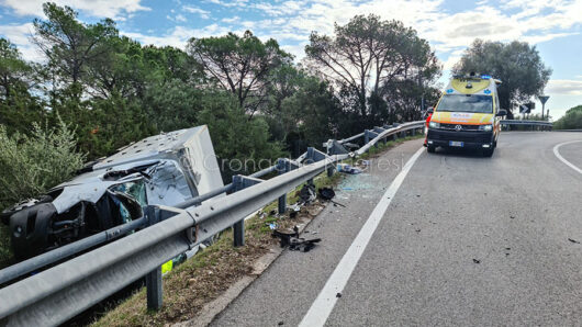 Il camion frigo dopo l'incidente