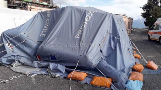 Una delle tende per il pretriage Covid abbandonata