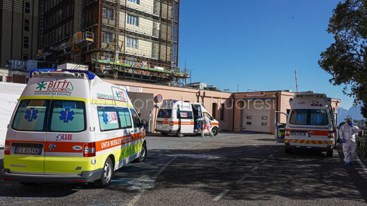 Ambulanze in attesa davanti al Pronto Soccorso di Nuoro (foto S.Novellu)