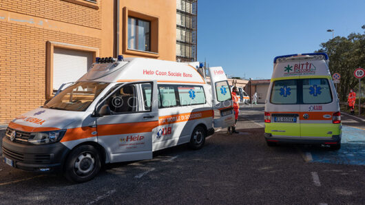 Ambulanze in attesa davanti al Pronto Soccorso di Nuoro (foto S.Novellu)