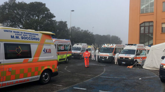 Ambulanze in coda al Pronto soccorso di Nuoro