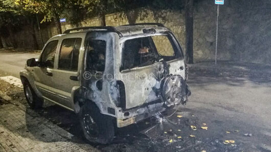 Una delle auto bruciate in via Santa Barbara