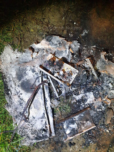 Ciò che resta di una delle centraline date alle fiamme