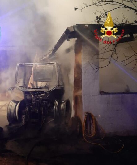 Il trattore andato a fuoco a Siniscola
