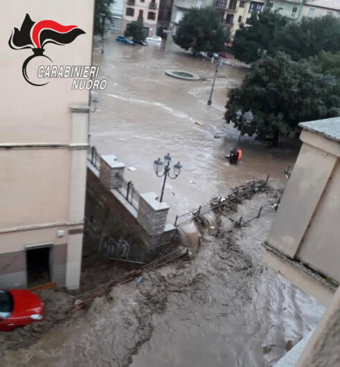 Bitti. I Carabinieri mettono in salvo una persona dalla furia delle acque