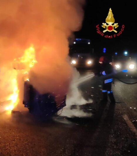 I VVF impegnati a domare le fiamme