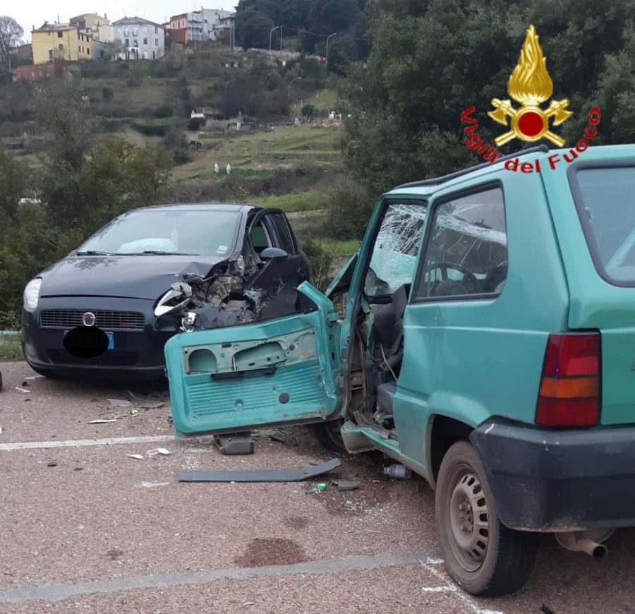 Le due auto coinvolte nel frontale a Perdasdefogu